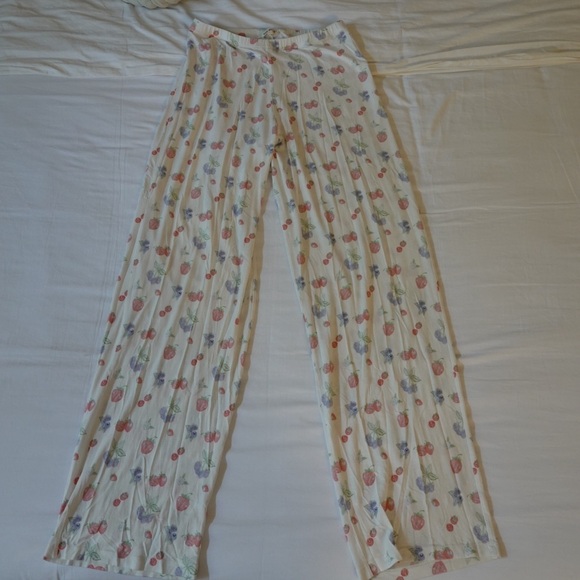 Djerf Avenue Go Slow Summer Berries pajama set - Picture 9 of 15